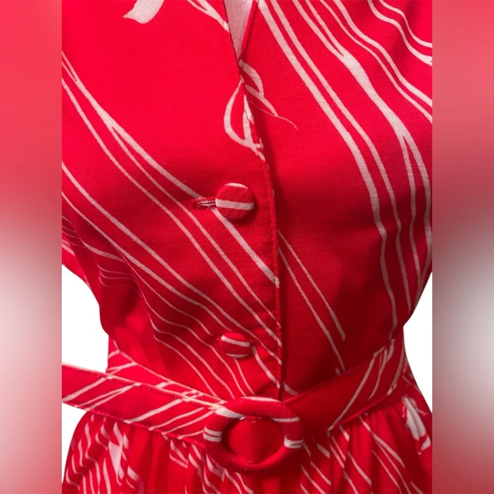 Vintage late 70s/early 80s Red Midi Dress with V-neck, matching belt and pockets - Picture 6 of 8